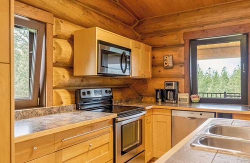 East Kootenay Cabin | Modern Farm Chalet. 10-Min Drive to Koocanusa