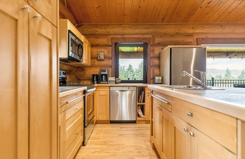 East Kootenay Cabin | Modern Farm Chalet. 10-Min Drive to Koocanusa