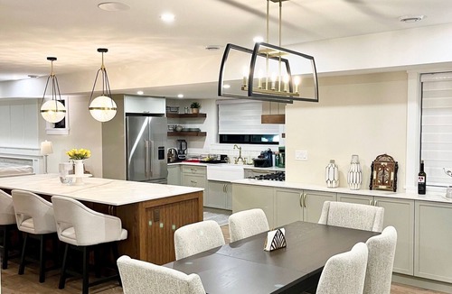 Burnaby House | Modern Farmhouse by Deer Lake | Sleeps 10 | Central AC | Wedding‑Friendly