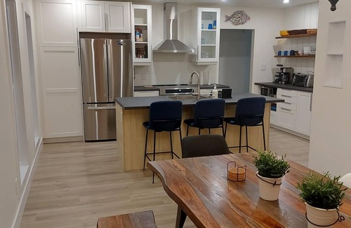 Brights Grove House | Modern Fun Beach House 1 Blk to Lake - 2BDRM 2BA w/Backyard BBQ & Fire Table