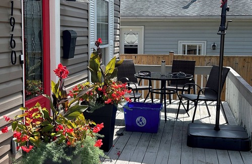 Brights Grove House | Modern Fun Beach House 1 Blk to Lake - 2BDRM 2BA w/Backyard BBQ & Fire Table