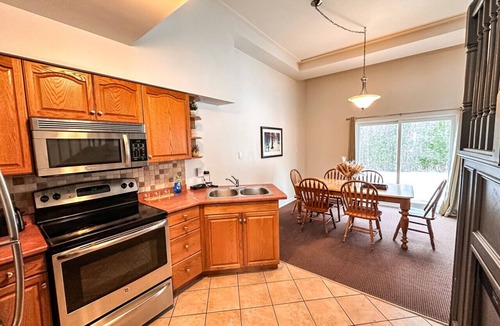 Collingwood Villa | Modern Golf Retreat/Ski hill view 10 minutes to Blue mountain, many other hills nearby/Scandinave Spa 6 min/Pool access available