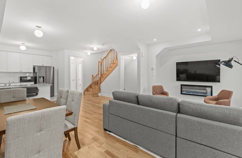 Vaughan House | Modern Home With Parking Near Canada's Wonderland!