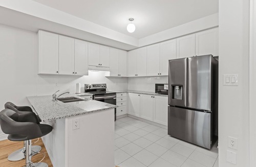 Vaughan House | Modern Home With Parking Near Canada's Wonderland!
