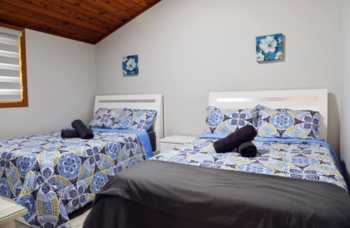 Dongola Hotel | Modern Lakefront Family Cottage + BBQ & Games