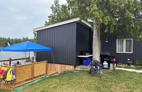Selwyn Cottage | Modern lakefront island view cottage