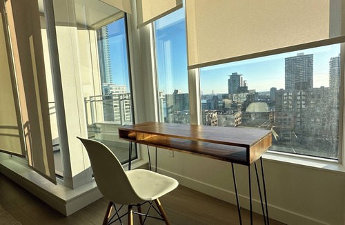Downtown New Westminster Apartment | Modern luxury with skyline across Vancouver - 5 mins to the water and trains!