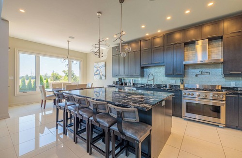 Niagara Falls House | Modern Luxury Retreat | Heated Pool, Theatre & Putting Green