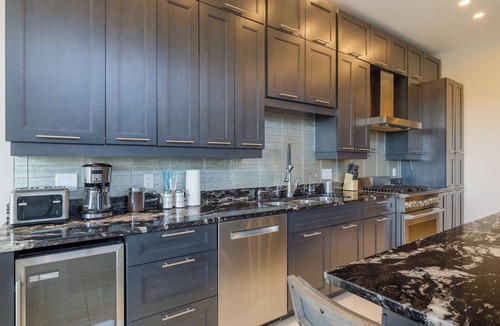 Niagara Falls House | Modern Luxury Retreat | Heated Pool, Theatre & Putting Green