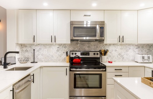 Village North Condo | Modern Mountain Villa/AC/Hot Tub & Pool/Free Parking + Location