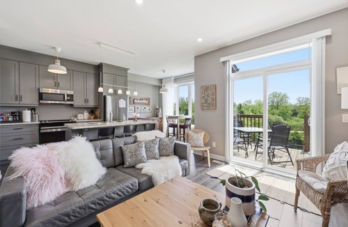Niagara Falls House | Modern Niagara Retreat 3BR Home Near Falls & Brock