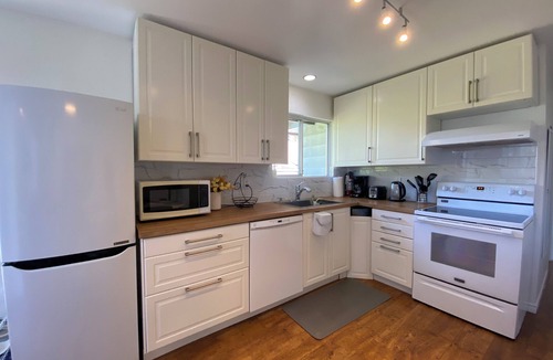 Central Lonsdale House | Modern North Van Suite w/Free Parking & Transit