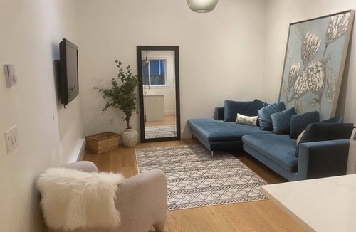Delta House | Modern Parkside Retreat – 1BR Suite Near Beach, Coffee & Ferries