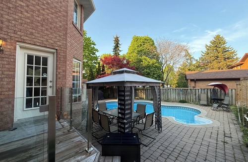 West Deane Park House | Modern Pool Retreat | 5 mins to Airport | Full House