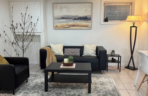 Guelph Apartment | Modern Private 2-BR Guest Suite l Free Parking I Self Check in!
