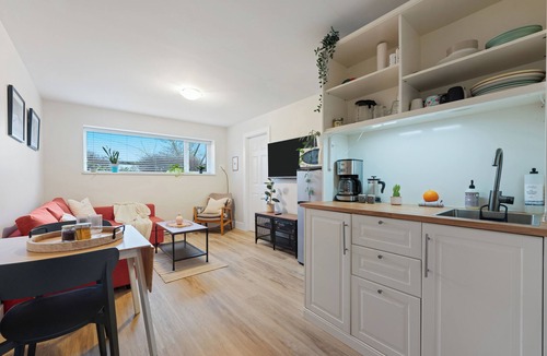 Lower Lonsdale House | Modern, Quiet, Fully Furnished Suite in the Heart of Lower Lonsdale