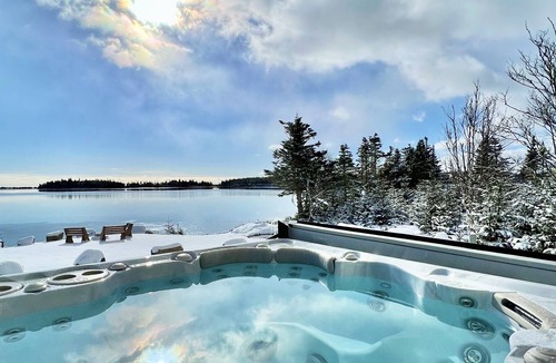 Saint Esprit Cottage | Modern Rustic Lake Cottage w. Priv Luxury Hot Tub