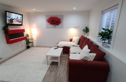 Maple Ridge House | Modern, self-contained 2b/1.5 b suite w/workspace