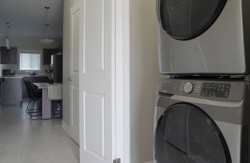 Niagara Falls House | Modern Spacious Home Near Niagara Falls | Free Parking + Fast WiFi