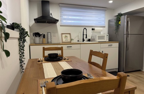 Alderwood House | Modern stay Minutes from YYZ and Rogers Centre with own washroom&kitchen