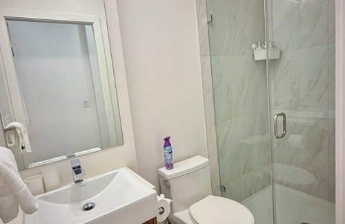 Lower Lonsdale Apartment | Modern Studio with Wi-Fi and Kitchen! (Steps away from public transit)
