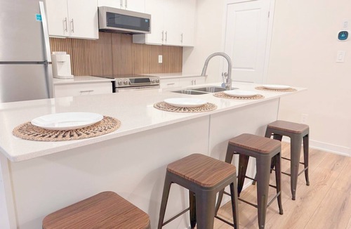 Pickering House | Modern Townhome w Parking: 10 min to Boardwalk · Spa · Zoo