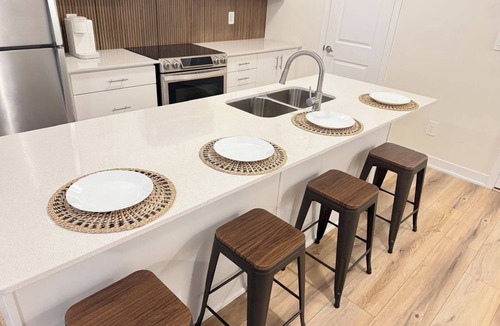 Pickering House | Modern Townhome w Parking: 10 min to Boardwalk · Spa · Zoo
