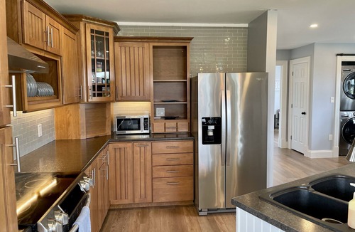 Granville House | Modern Water-View Cottage with A/C