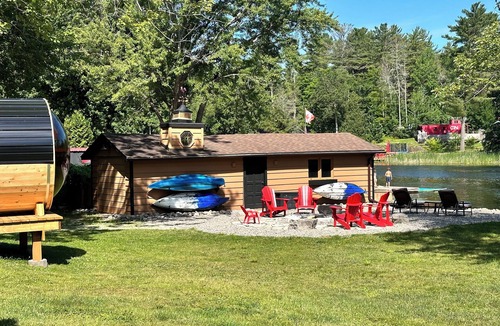 Severn Bridge Cottage | Modern Waterfront Cottage Retreat w/Sauna, games room, kayaks