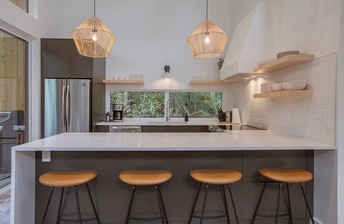Tofino House | Moniker Beach House close to beaches + shops