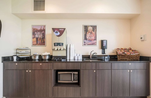 Kingston Hotel | Motel 6 Kingston, ON