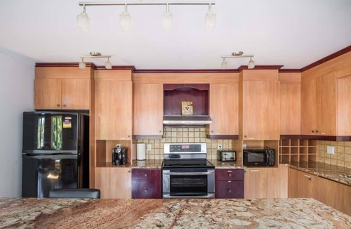 St-Adolphe-d'Howard Cottage | Mountainview Chalet w/Hot Tub & Game Room