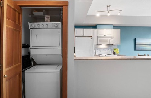 Village North House | Mountain Escape w/Amazing Views | 2 bdr/2bath | free parking | Perfect Location