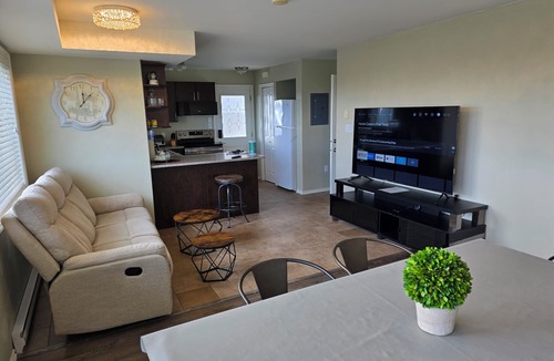 Victoria Apartment | Mountain House: An apartment with a gorgeous ocean view on Triangle Mountain.