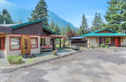 Hope House | Mountain Side Cabin In Hope! For Families & Parties