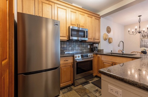 Fernie House | Mountain Side Ski-in Cabin w/Private Hot Tub - 5 Min. Walk to Chairlift