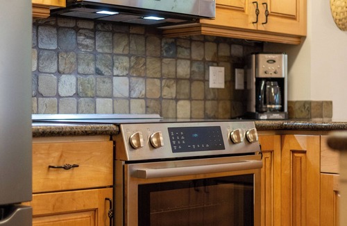 Fernie House | Mountain Side Ski-in Cabin w/Private Hot Tub - 5 Min. Walk to Chairlift