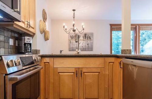 Fernie House | Mountain Side Ski-in Cabin w/Private Hot Tub - 5 Min. Walk to Chairlift