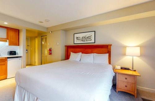 Whistler Village Apartment | Mountain studio with jetted tub & fireplace - walk to lifts - near golf