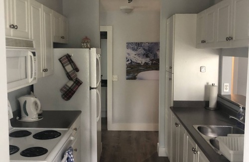 Radium Hot Springs Condo | Mountain Views, Pool, Hot Tub! 1500 sqft 2BR + Loft, Penthouse