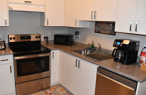 McMillan House | Mountain View Spacious Guest Suite In the heart Of Abbotsford City, Free Parking