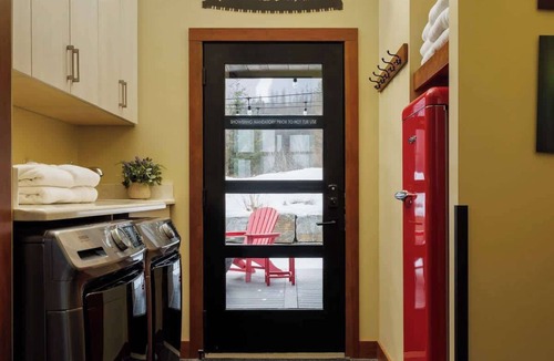 East Kootenay Ski Chalet | Mtn Spa Retreat | Sauna + Cold Plunge I Ski In/Out