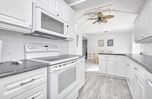 Honey Harbour Cottage | Muskoka Cottage Hot Tub, Kayaks & Georgian Bay
