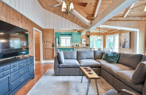 Washago Cottage | Muskoka cottage on the Severn river, with hot tub just 1.5 hours from Toronto.