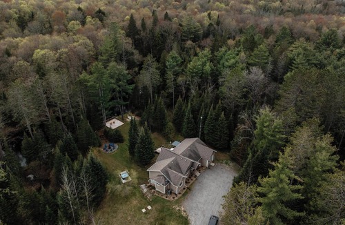 Bracebridge Cottage | Muskoka Vibe Riverfront Retreat w hot tub/Game Rm