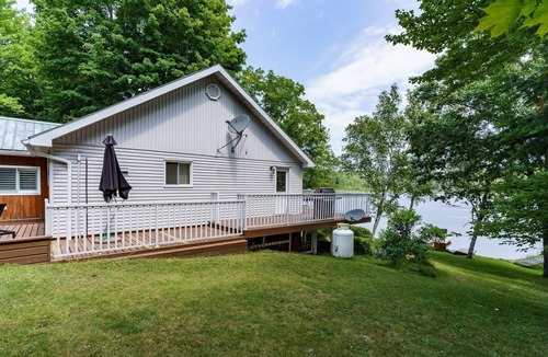 Lake of Bays Cottage | Muskoka Village Lakefront Oasis