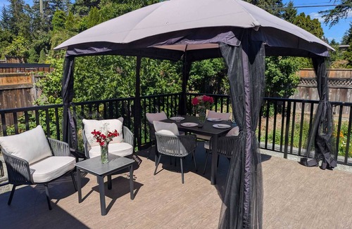 Blueridge House | Nature Haven Retreat: Peaceful North Vancouver stay near trails & nature