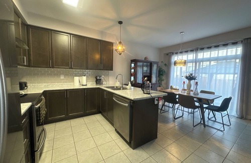 Niagara Falls House | Near 3m Costco plaza. 5m to Walmart Close QEW highway. 8m way to Niagara Falls.