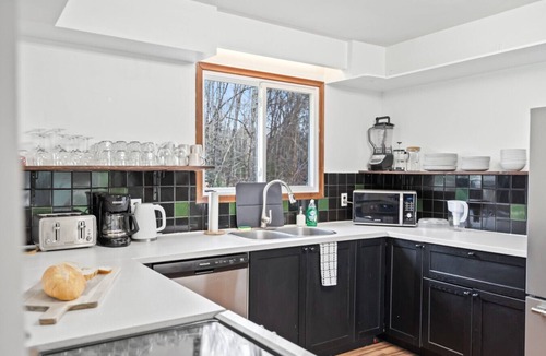 Algonquin Highlands House | Near Beach & Golf! Sleeps 10! Sauna, Hot Tub, Gym