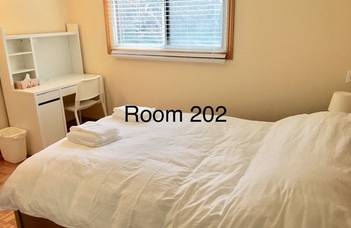 Islington - City Centre West House | Near Pearson Airport Subway One Double Bed with Shared Bathroom-Room 202